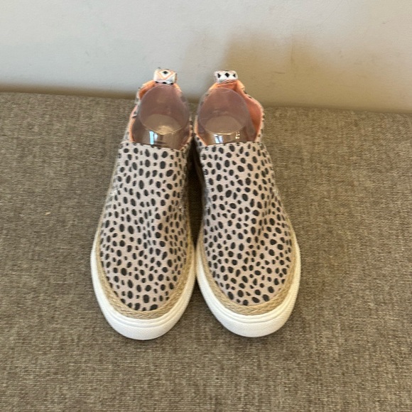 Hey Dude Women's Peyton slip-on shoes in a cheetah print pattern Size 7 - Picture 2 of 9